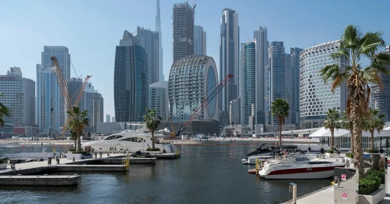 Kristofer Ahlström: Influerare förvandlas till Bagdad Bob när missilerna träffar Dubai