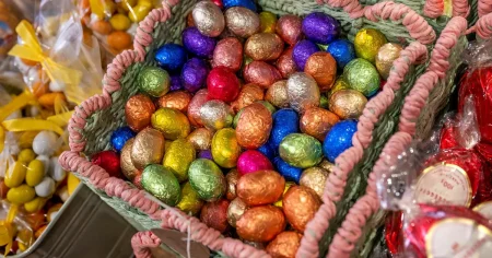 Kakaopriset har störtdykt – därför är chokladen fortfarande dyr