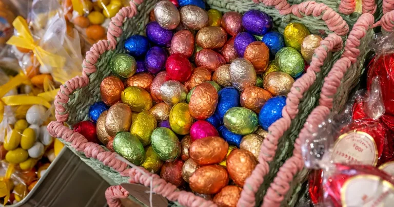 Kakaopriset har störtdykt – därför är chokladen fortfarande dyr