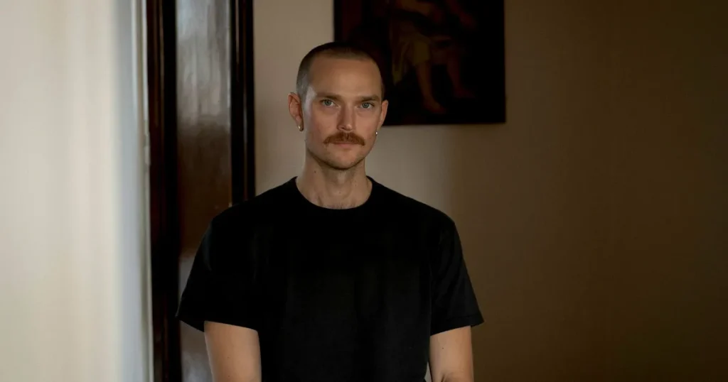 Övervakning och straff präglar en debutsamling om konturlösa människor