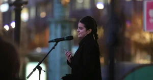 14-åriga Deniz ville be statsministern hjälpa hennes systrar i Iran – släpptes inte fram