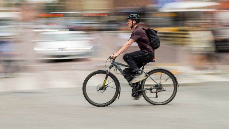 Att gå och cykla till jobbet kan leda till ett friskare hjärta