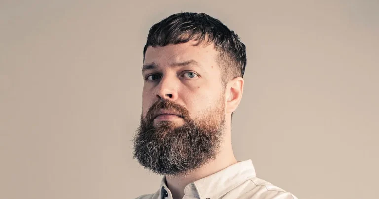 Johannes Ekholm: Jag sålde reklamutrymme i min roman för att ha råd att skriva klart den