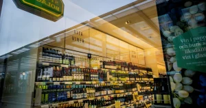 Fler tror på Systembolaget – färre på Nato