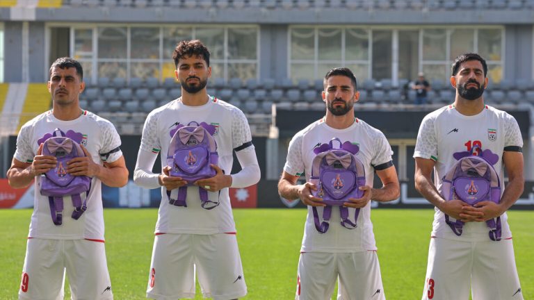 Iranska spelare hedrar offren för skolattacken inför vänskapsmatchen mot Nigeria