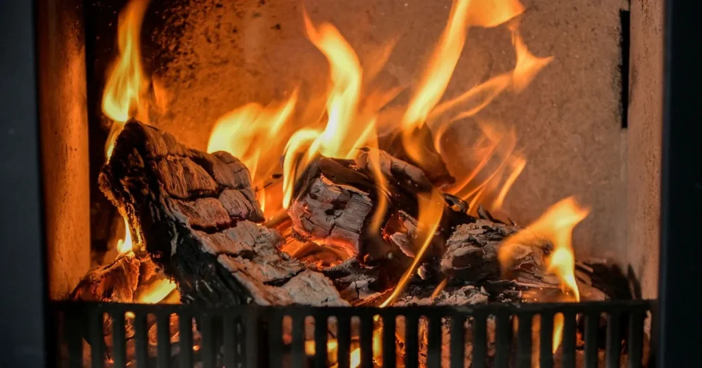 Allt färre hushåll eldar med ved