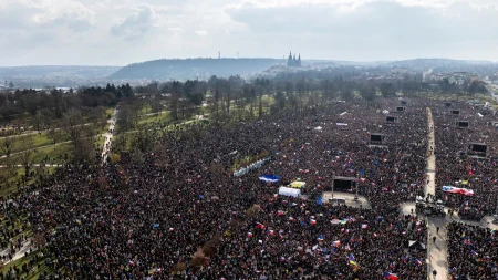 Tiotusentals protesterar mot regeringen i Prag