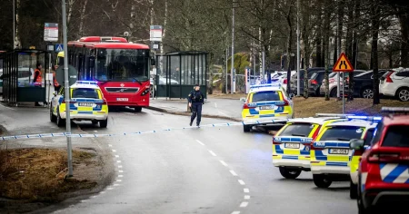 En svårt skadad i skjutning på buss i Tyresö