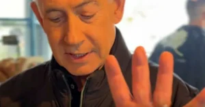 Netanyahu visar händerna efter dödsrykten