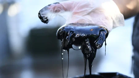 Oljepriserna stiger vid handelns öppnande efter USA-israeliska attacken mot Iran