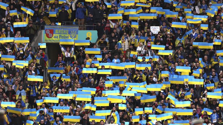 Ukrainska supportrar dör varje vecka, säger journalist inför VM-playoff mot Sverige