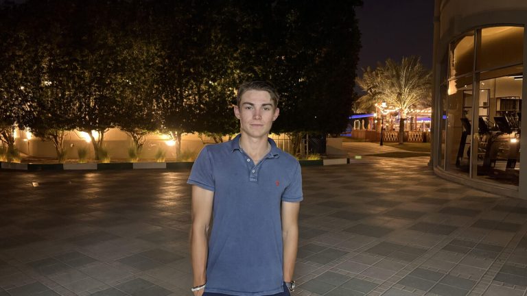 Axel fast på golfresa – flyglarm mitt i natten