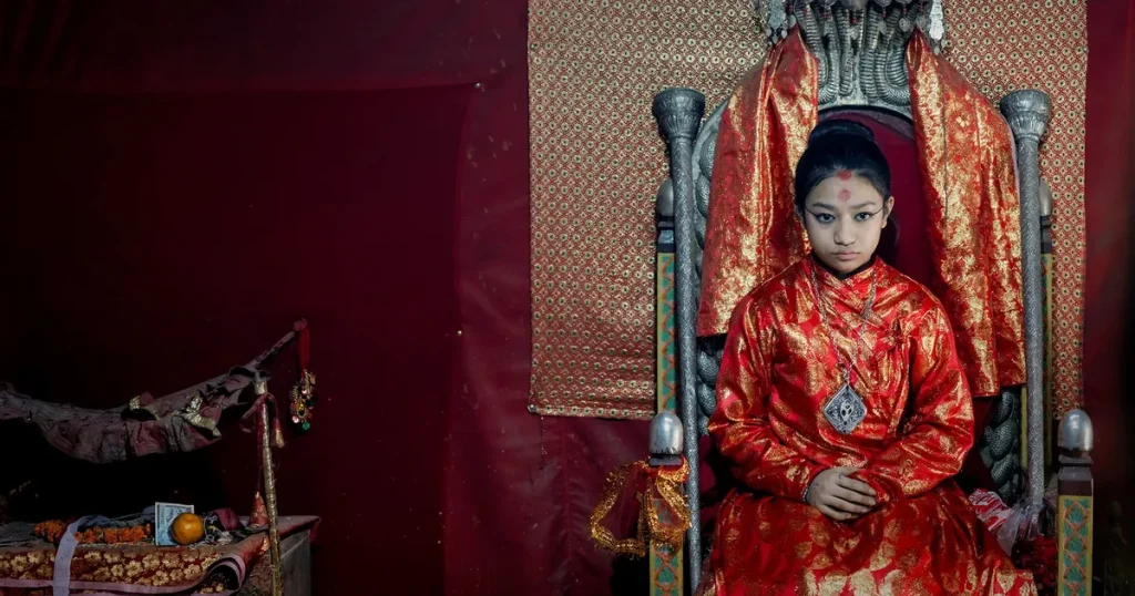 Flickorna dyrkas som gudinnor – och tvingas sen lämna allt vid puberteten