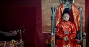 Flickorna dyrkas som gudinnor – och tvingas sen lämna allt vid puberteten