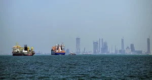 Hundra fartyg har passerat Hormuz – de flesta med koppling till Iran