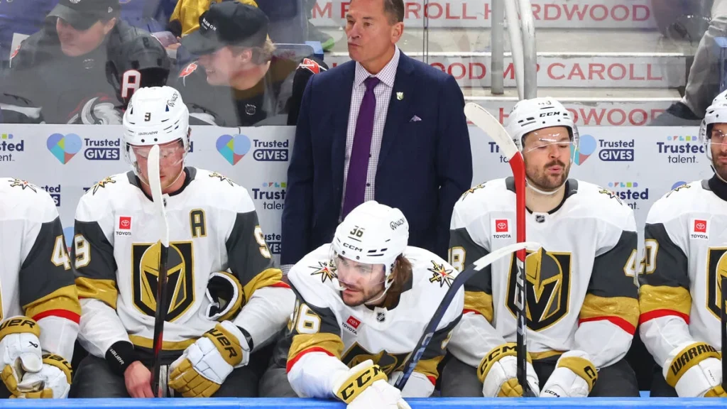 Vegas sparkar tränare, ersätter Bruce Cassidy med John Tortorella