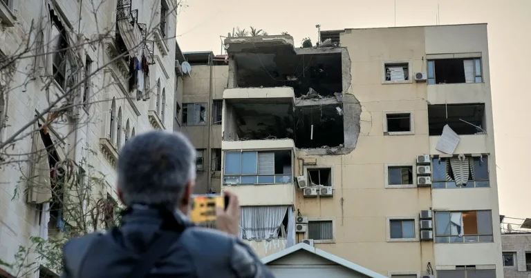 Israel attackerar mål i Libanon – människor flyr