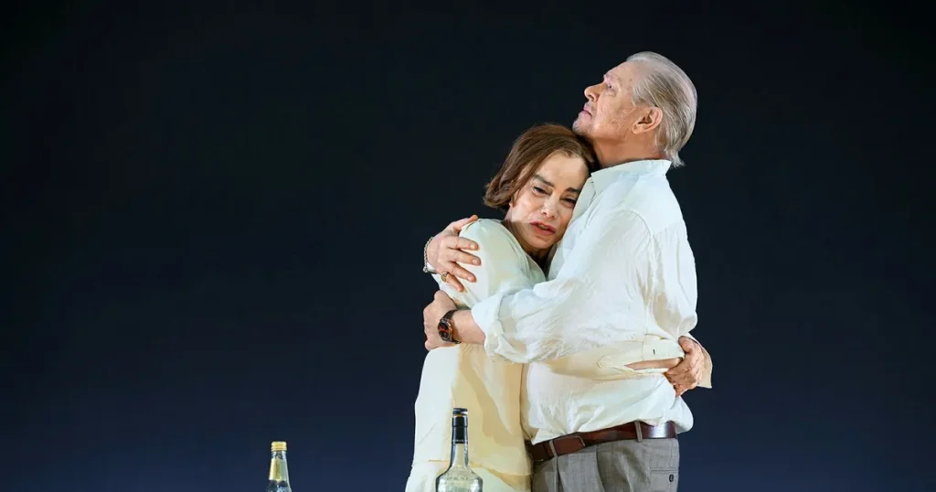 Ofta står det så stilla att man vrider sig i stolen i ”Lång dags färd mot natt”