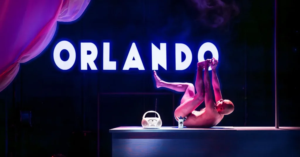 Smärtfull och rörande föreställning ger röst åt offren i Orlando