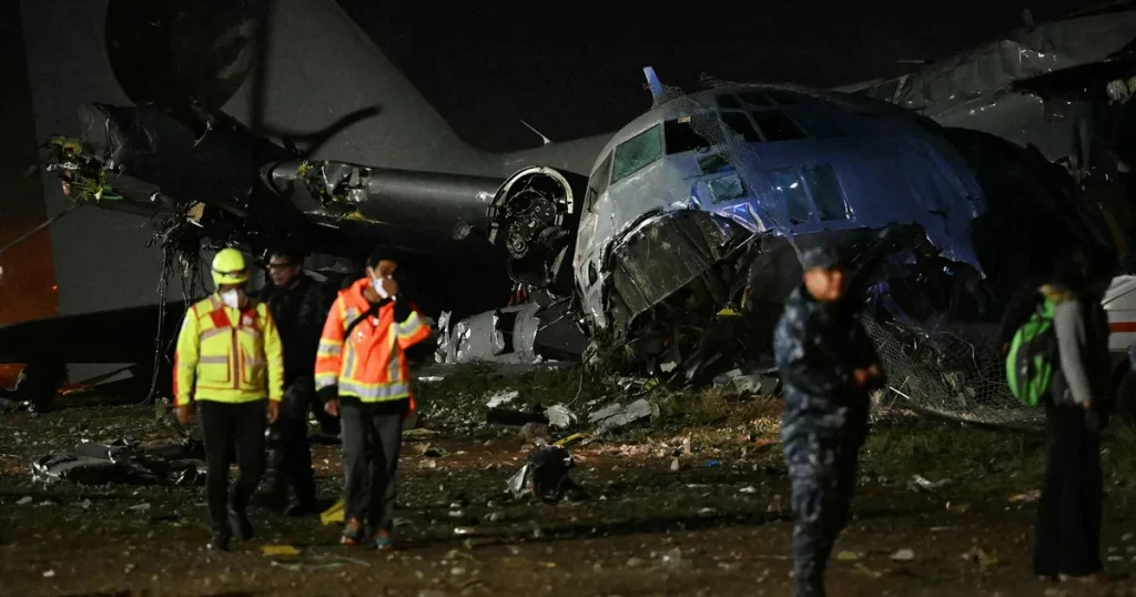 Transportplan lastat med pengar i våldsam krasch