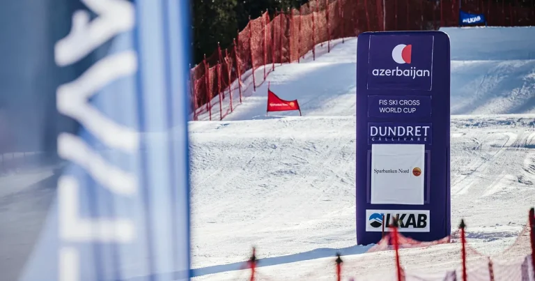 Diktaturen gör reklam under svenska skidtävlingarna