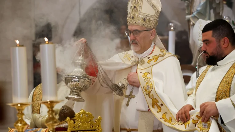 Israelisk polis förhindrar Jerusalems latinska patriark från att gå in i Den heliga gravens kyrka på palmsöndagen
