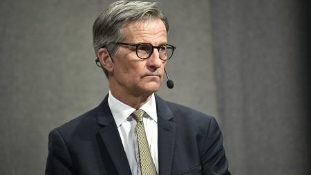 Riksbankschefen Erik Thedéen varnar för ett utdraget krig i Mellanöstern