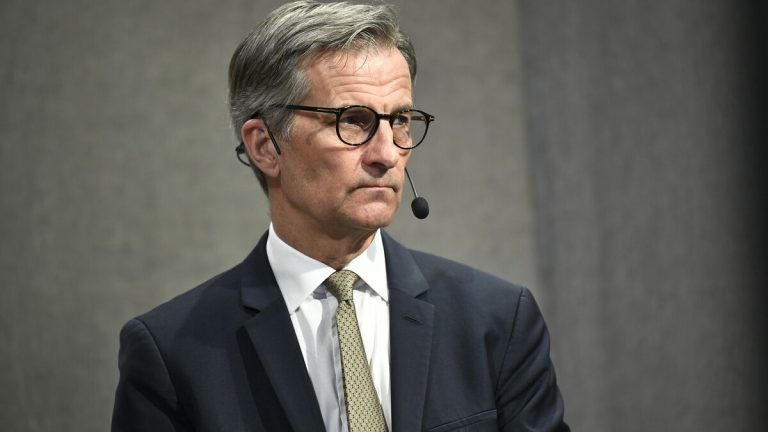 Riksbankschefen Erik Thedéen varnar för ett utdraget krig i Mellanöstern