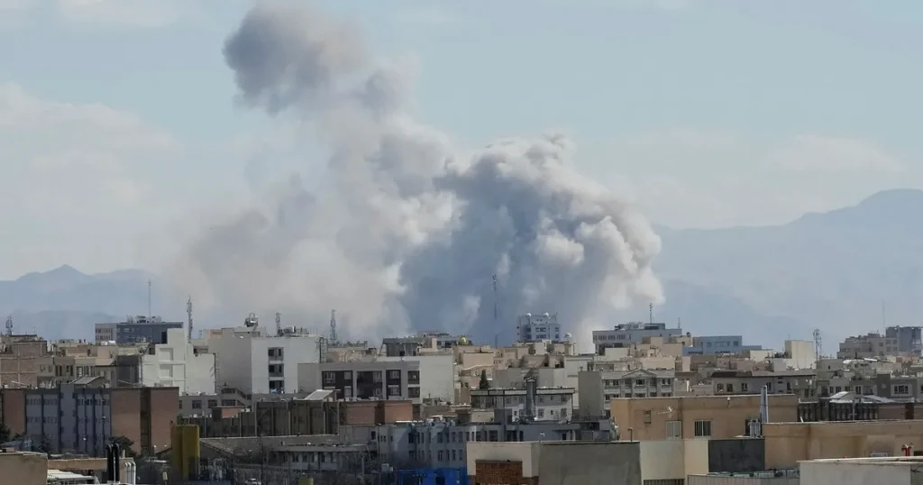 Attackerna fortsätter efter Khameneis död