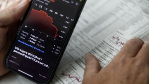 Börsexpert om krigsoro: Panika inte