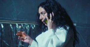 Saga Cavallin: Charli XCX har total kontroll över berättelsen om sig själv