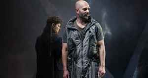 Efter Trojas fall håller drottningen sin makes huvud i famnen