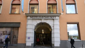 Flera tusen människor skriver under namninsamling för att stoppa planerade museistängningar i Stockholm