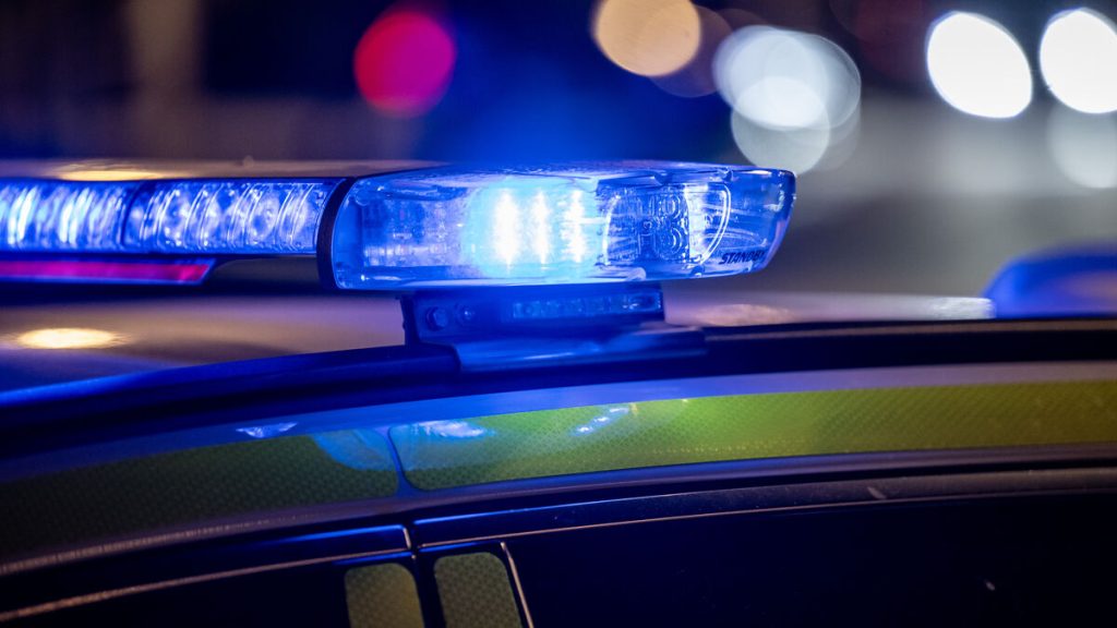 Man i 30-årsåldern dör i trafikolycka utanför Skara efter att bil välter