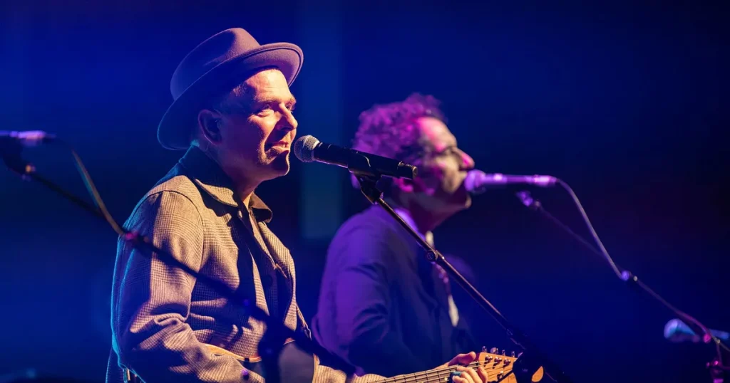 Oväntad festlig stämning när Belle and Sebastian fyller Göta Lejon