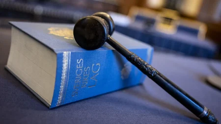 Kvinna dömd för att ha bedragit sin före detta styvfar på 2,8 miljoner kronor