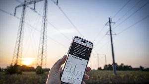 Höga elpriser under resten av året – men dyrt att binda