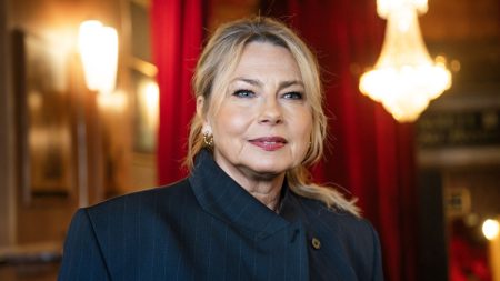 Helena Bergström skjuter upp soloföreställningen Århundradets skådespelerska – Vem tror hon att hon är?