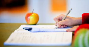 Max Hjelm: Barn måste tvingas traggla ord – allt annat är ett svek