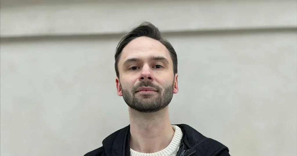 En brutal röra av klasskillnad och spökerier ställs mot en kuliss av schabloner