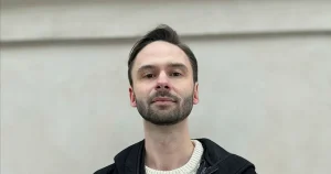 En brutal röra av klasskillnad och spökerier ställs mot en kuliss av schabloner