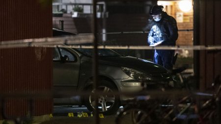 En svensk version av titeln skulle vara:
”Efter gängkrigen, hundratals ouppklarade skjutningar med dödlig utgång”