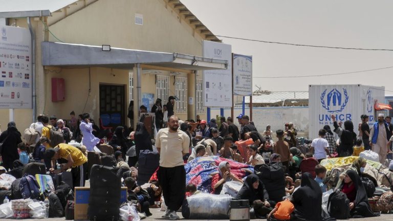 Tusentals afghaner flyr Iran: Inget skydd