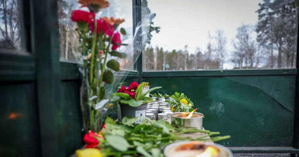 Ung man död efter skjutning på buss i Tyresö