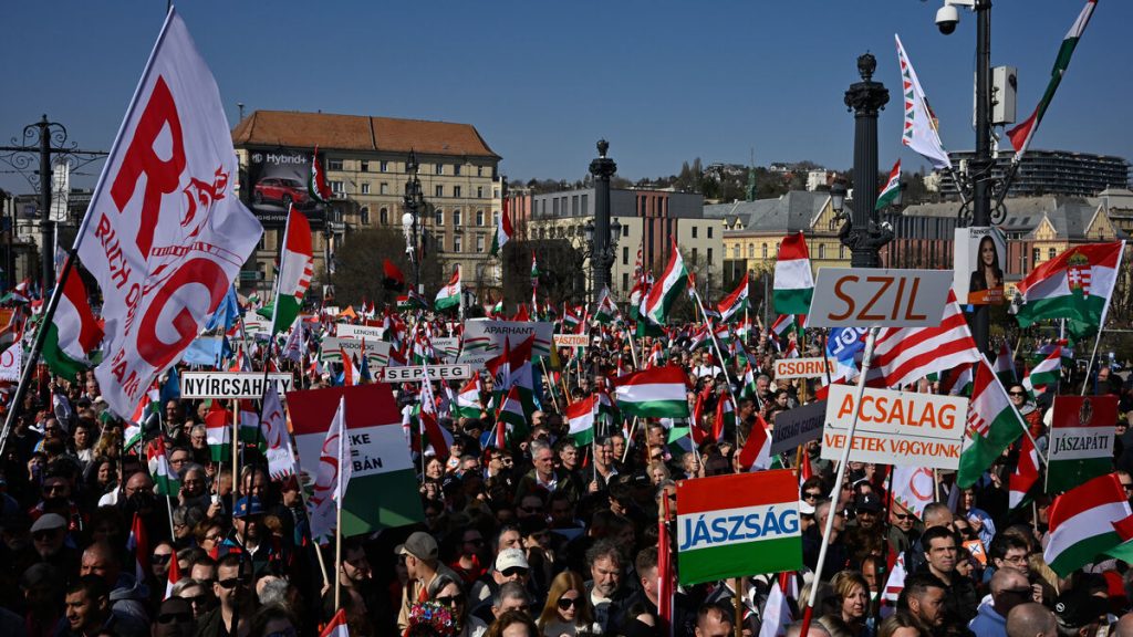 Demonstrationer i Budapest – tiotusentals samlas i rivaliserande manifestationer