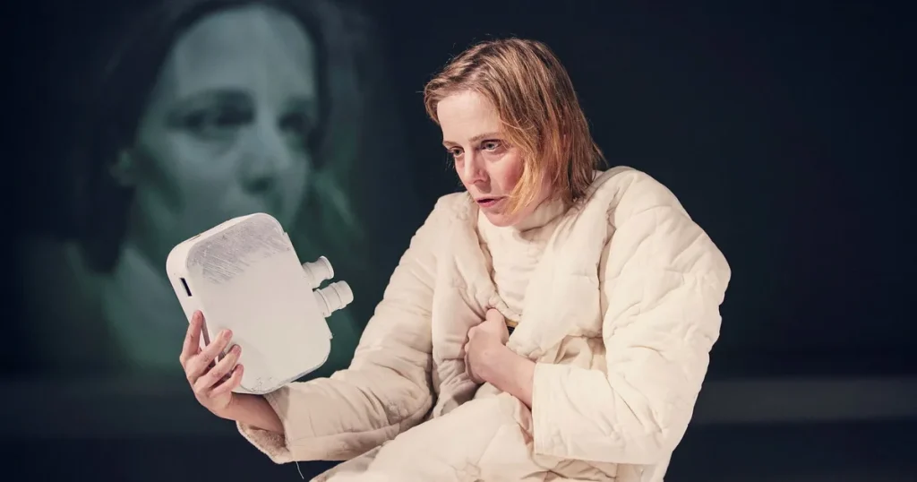 En explicit litterarisering i uppsättningen av Tove Ditlevsens ”Köpenhamnstrilogin”