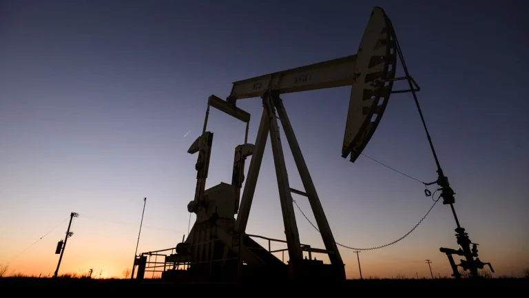 Oljepriserna stiger vid öppningen då amerikanska WTI kortvarigt överstiger 100 dollar och Nordsjöoljan överstiger 115 dollar i majterminerna