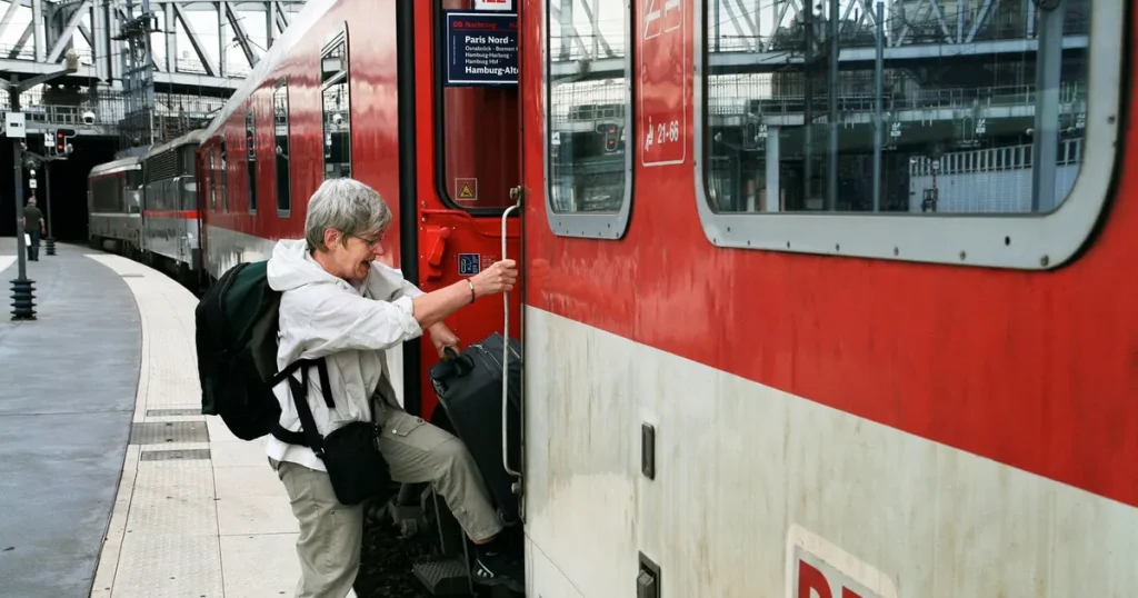 Svenskar tågluffares passnummer säljs efter dataintrång