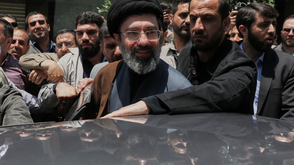 Ny ayatolla tog en promenad – Mojtaba Khamenei överlevde attack