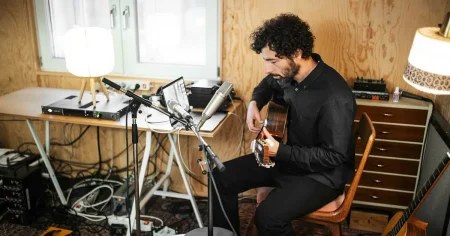 José González framstår som Sveriges mildaste protestsångare